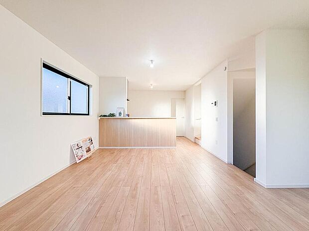 【ダイニング　LDK16.2帖】忙しい朝でも家族揃って食事をしたいゆとりあるダイニングスペース。