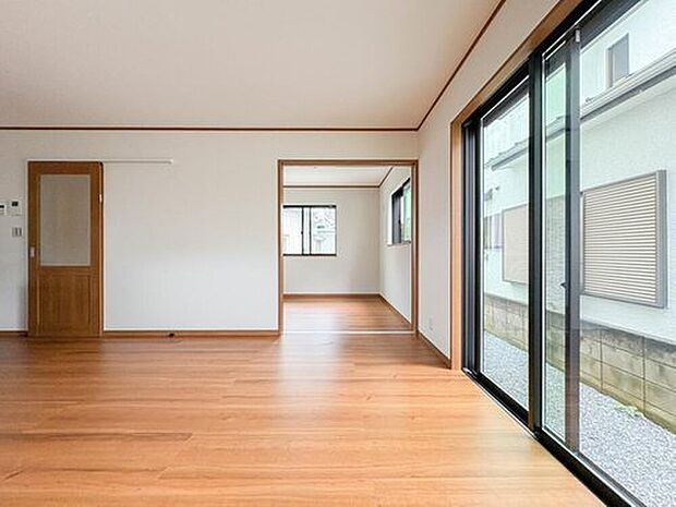 【リビング】インテリアショップで見掛けた「あの家具」も置ける、ゆったりとした空間。時に広さが上質な寛ぎの時間になる事も。

