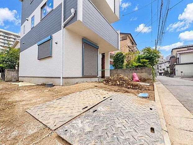 【駐車場】毎日の生活にマイカーが必須という方は、購入を検討する際、駐車場があることは大事な条件です。毎日の通勤や家族の送迎、買い物やお出かけなどクルマのある暮らしを満喫したい方は要チェック。