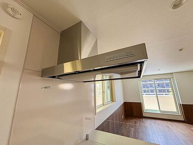 【スリムレンジフード】スリムなレンジフードは凹凸がほとんどないため油がつきにくくお手入れしやすい形状。