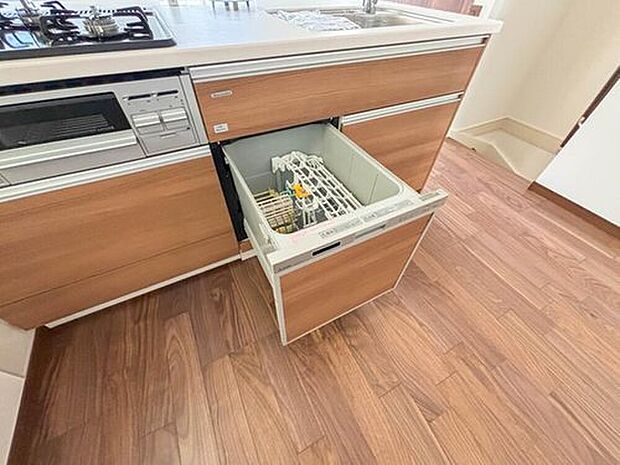 【【ビルトイン食器洗乾燥機】】食洗機は高温のお湯や高圧水流で汚れを効果的に落とし殺菌効果も期待できます。