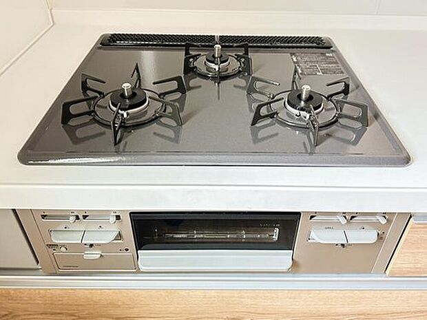 【3口ガスコンロ】三口ガスコンロは、炒め物などに適した強火力の「大バーナー」と天ぷらと煮物などに適した「標準バーナー」、奥にある弱火の「小バーナー」の3種類のバーナーが搭載されています。