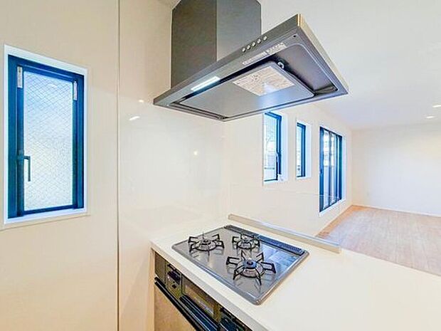 【【三口ガスコンロ】】奥さま目線で考え、調理に重宝する三口コンロをシステムキッチンに採用、ワイドな洗い場も設け野菜や食器を洗うのを便利にしました。