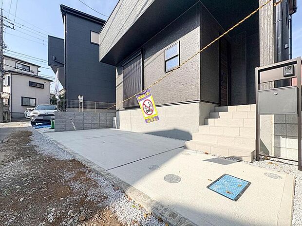 【駐車場】毎日の生活にマイカーが必須という方は、購入を検討する際、駐車場があることは大事な条件です。毎日の通勤や家族の送迎、買い物やお出かけなどクルマのある暮らしを満喫したい方は要チェック。