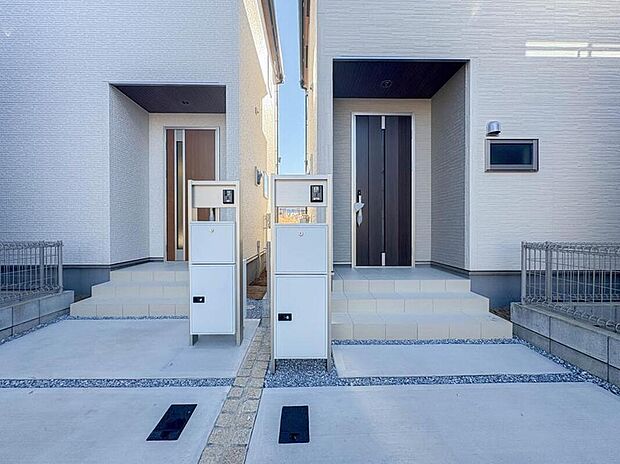 【【庭&郵便ポスト】】シンプルかつシャープな郵便ポストの周りにぷらんたーを置いてガーデニングも楽しめそうです。