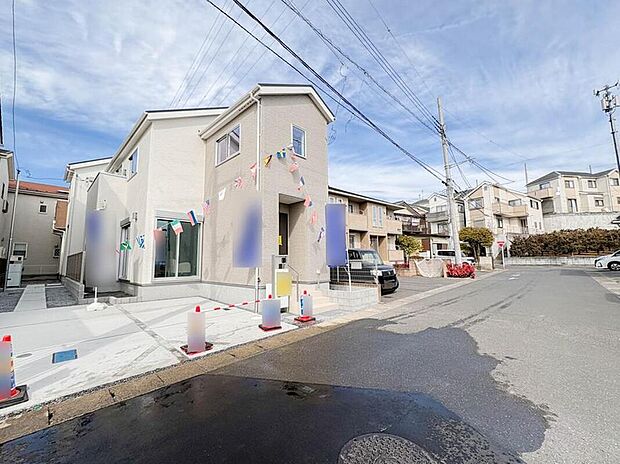 【前面道路含む現地写真】車の通行が少ないので、静かな住環境を維持することができます。