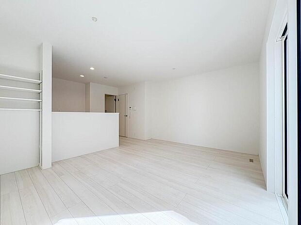 【リビング】シンプルなデザインの家は風情がある。住む人のこだわりを感じる。外観も内装もいたってシンプル。居心地がよく、家事や趣味、子育てなどにも集中できる。家も人間も熟成するほどシンプルになります。(1号棟)