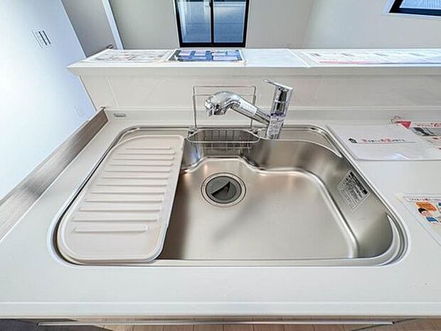 【【浄水器一体型混合水栓】】一つの蛇口で「原水（水道水）」「シャワー」「浄水」を切り替えられる、浄水器を内蔵した混合水栓です。浄水は、水栓本体の首部分に付属のカートリッジをセットして使用します。