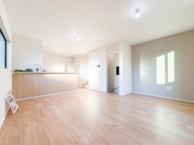 【【リビングダイニング　LDK16.2帖】】シンプルなデザインの家は風情がある。住む人のこだわりを感じる。外観も内装もいたってシンプル。居心地がよく、家事や趣味、子育てなどにも集中できます。