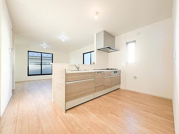 【【カウンターキッチン　LDK16.2帖】】リビングにいるお子様と会話をしながら家事ができるカウンターキッチン。いま手があいているか、忙しそうなのか相手の様子を伺いながらコミュニケーションをとる訓練にもなります。