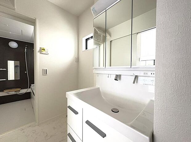 【【3号棟 洗面台】】小物収納も豊富な3面鏡ドレッサー・「上から水栓」は水栓まわりに水がたまりにくく、拭き掃除の手間が軽減