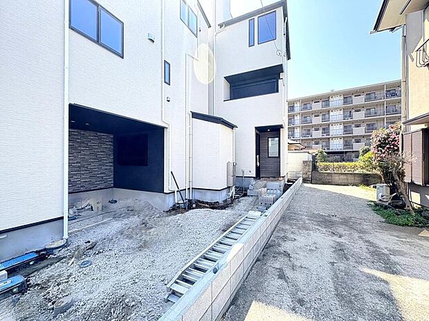 【【外観】】閑静な住宅地に佇む洗練された外観デザイン。周辺には公園やコンビニが徒歩圏に揃い、利便性と住みやすさを兼ね備えた魅力的なロケーションです。