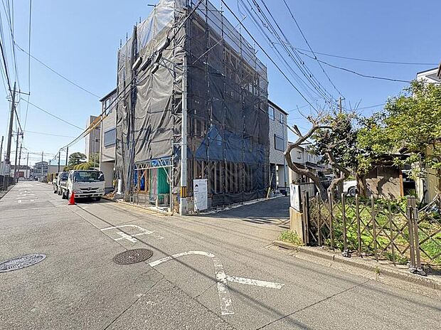 【【3号棟 前面道路6ｍ】】車の通行が少ないので、静かな住環境を維持することができます。3号棟 写真左奥