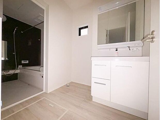 【洗面台・洗面所】ミラーを手前に引けば、楽な姿勢で髭剃りやメイクができます。合わせ鏡にすればヘアスタイルのチェックもラクラク。洗面化粧台のミラー裏にはたっぷり入る収納スペースを設けています。