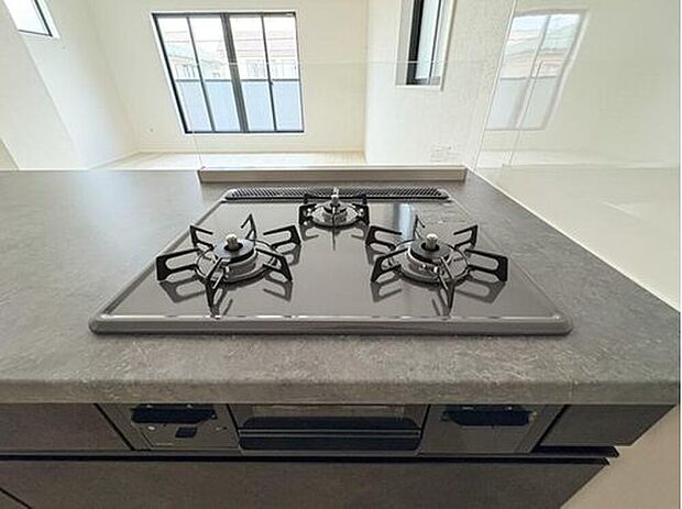 【【三口コンロ】】奥さま目線で考え、調理に重宝する三口コンロをシステムキッチンに採用、ワイドな洗い場も設けも野菜や食器を洗うのを便利にしました。