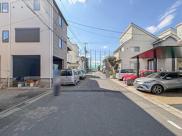 【前面道路含む現地写真】【前面道路7.28m】車の通行が少ないので、静かな住環境を維持することができます。