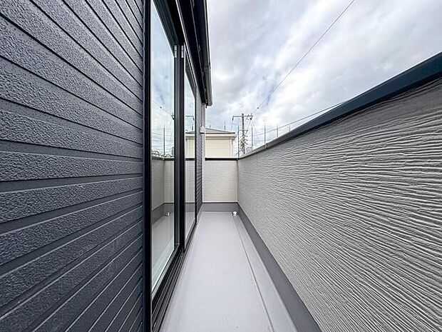 【バルコニー】バルコニーから差し込む陽光・通風は、住環境・快適性と共に有り続ける貴重な「財産」です。