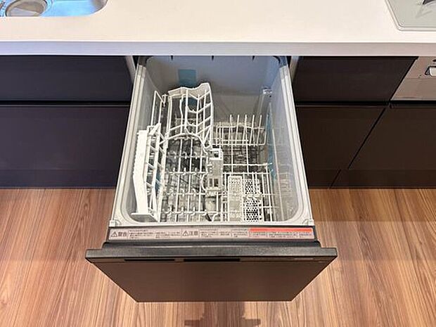 【【食器洗乾燥機】】食洗機は高温のお湯や高圧水流で汚れを効果的に落とし殺菌効果も期待できます。