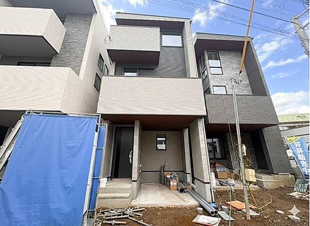 【現地外観写真】堂々たる趣ながら、主張し過ぎずどこか余裕を感じさせるシャープなフォルムで佇む邸宅は、晴天の空と照らし合わせる事で、本来あるべき完成形の姿を見せてくれます。
