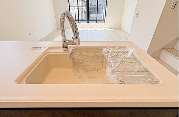 【【浄水器一体型混合水栓】】一つの蛇口で「原水（水道水）」「シャワー」「浄水」を切り替えられる、浄水器を内蔵した混合水栓です。浄水は、水栓本体の首部分に付属のカートリッジをセットして使用します。