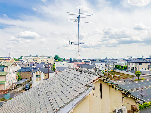 【【住居からの眺望】】朝の澄んだ空気や、夕方に吹く清々しい風を五感で感じられるバルコニー。