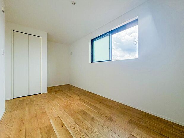 【リビング以外の居室】【子供部屋】お子様のお部屋にぴったりなクロークを備えたフローリング仕様の洋室です。