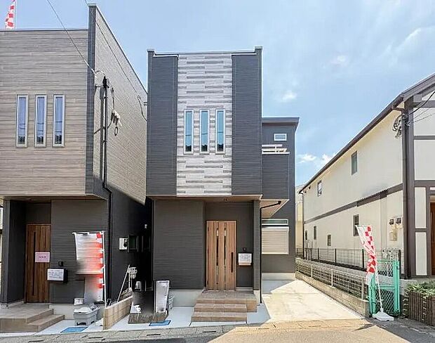 【【現地外観写真】】家族の温かさと陽光の暖かさ、楽しい毎日と明るい未来を予感させる「空間が織り成すひとつ先の住み心地」を演出します。
