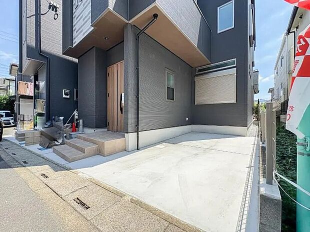 【【駐車場】】毎日の生活にマイカーが必須という方は、購入を検討する際、駐車場があることは大事な条件です。毎日の通勤や家族の送迎、買い物やお出かけなどクルマのある暮らしを満喫したい方は要チェック。