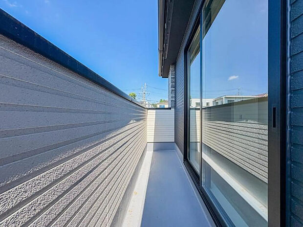 【【2号棟/バルコニー】 】バルコニーから差し込む陽光・通風は、住環境・快適性と共に有り続ける貴重な「財産」です。