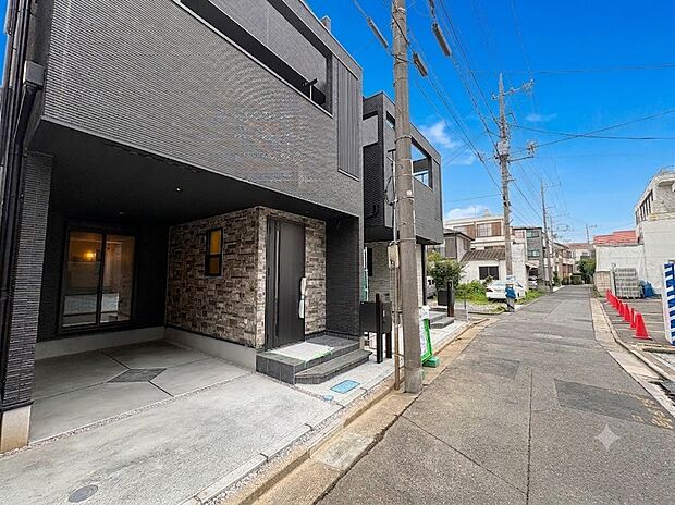 【現況外観写真】B号棟 18.7帖LDKのゆとりや対面式キッチンなど、家族で過ごしやすい住空間を備えています。現地で建物の質感や室内の広さをご確認ください。