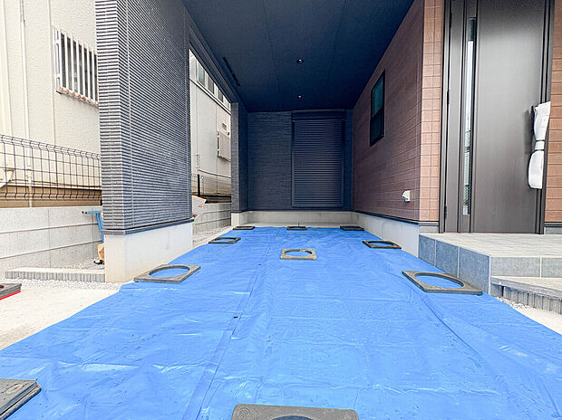 【駐車場】A号棟　毎日の生活にマイカーが必須という方は、購入を検討する際、駐車場があることは大事な条件です。毎日の通勤や家族の送迎、買い物やお出かけなどクルマのある暮らしを満喫したい方は要チェック。