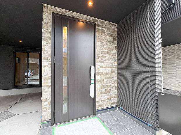 【玄関】B号棟　家の顔となる玄関は、高いデザイン性が求められます。高級感と断熱性、防犯性に優れた玄関ドアを標準装備。ピッキング対策のセキュリティサムターン等、防犯に考慮しました。