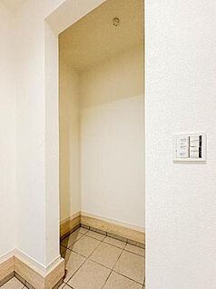【2号棟／玄関収納（シューズインクローク）】