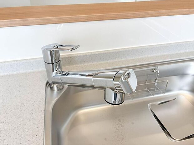 【【浄水器一体型混合水栓】】一つの蛇口で「原水（水道水）」「シャワー」「浄水」を切り替えられる、浄水器を内蔵した混合水栓です。浄水は、水栓本体の首部分に付属のカートリッジをセットして使用します。
