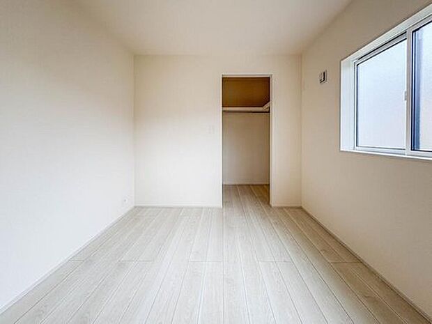 【洋室5.25帖】お子様のお部屋にぴったりなクロークを備えたフローリング仕様の洋室です。