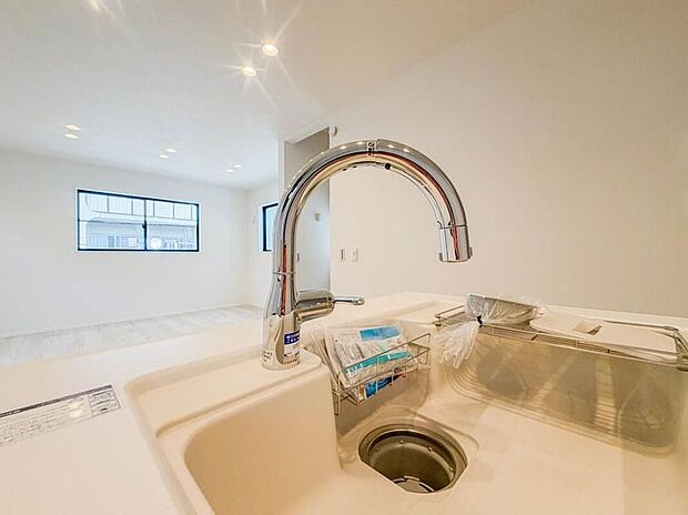 【【グースネックの浄水器一体型混合水栓】】グースネックのオシャレな水道蛇口に浄水器を内蔵した混合水栓です。浄水は、水栓本体の首部分に付属のカートリッジをセットして使用します。