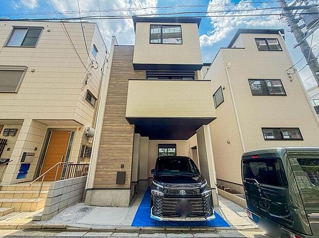 【【現地外観】】家族の温かさと陽光の暖かさ、楽しい毎日と明るい未来を予感させる「空間が織り成すひとつ先の住み心地」を演出します。