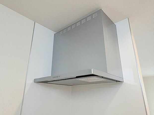 【【レンジフード】】調理の際に発生する汚れた空気（二酸化炭素、油煙、水蒸気、ニオイなど）を、ダクトを通して屋外に排出しています。