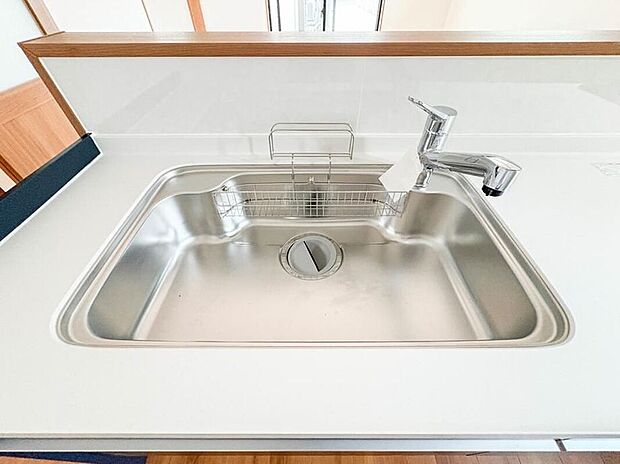 【【浄水器一体型混合水栓】】一つの蛇口で「原水（水道水）」「シャワー」「浄水」を切り替えられる、浄水器を内蔵した混合水栓です。浄水は、水栓本体の首部分に付属のカートリッジをセットして使用します。