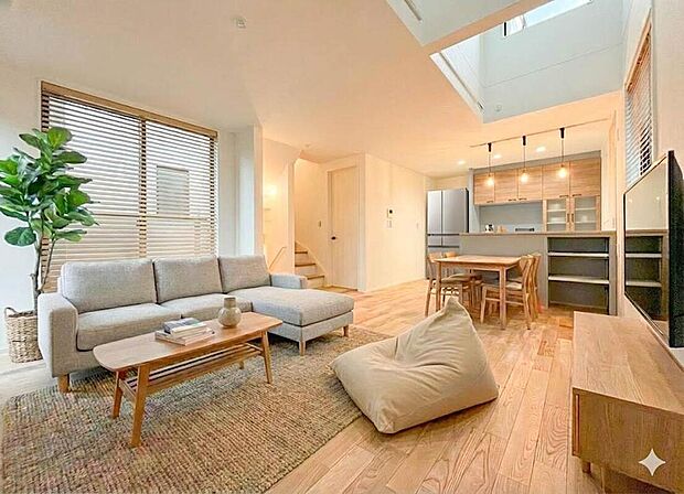 贅沢といえるほどの豊かな居住性と、プライドを満たすクオリティが見事に調和した住空間。リビングも広く設け、訪れる人々を暖かく迎えてくれます。※家具はCGです。