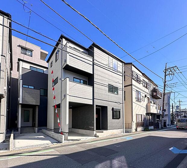 方角や時間帯の違いで日当たりがどう変化するか、周辺の道路や学校、お店や道路 の音など、家の中で静かに過ごせるかチェックできるのも、完成済みならでは。