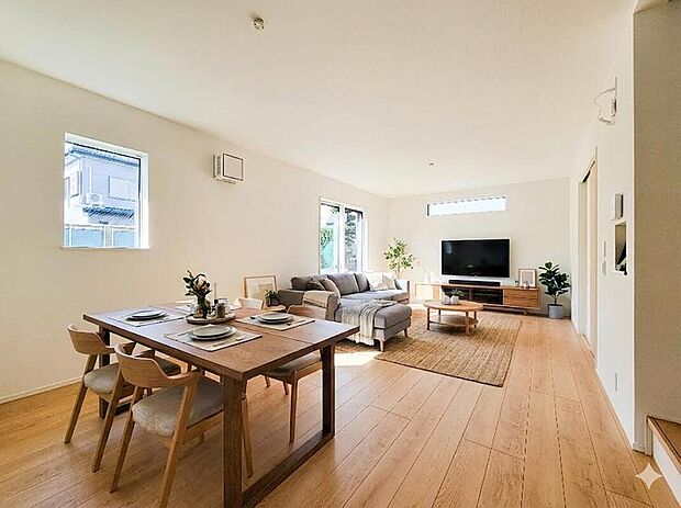 贅沢といえるほどの豊かな居住性と、プライドを満たすクオリティが見事に調和した住空間。リビングも広く設け、訪れる人々を暖かく迎えてくれます。AI加工による、イメージです。