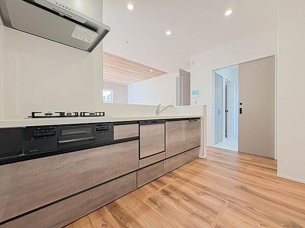 ご家族みんなで調理ができる位のスペースを実現したキッチン空間となっております。みんなで作った料理を召し上がりながらの会話は、どのような物になるのでしょうか。