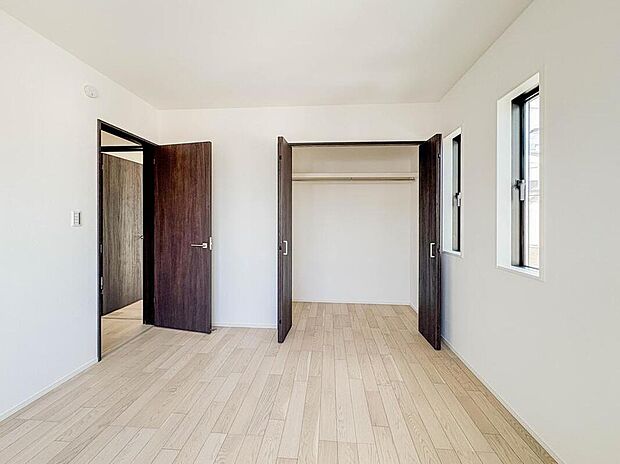 適度な奥行きのあるクローゼットを採用。衣装ケースや、掃除機といった電化製品まで多くの物を収納できるようなつくりになっております。是非一度、ご自身の目でお確かめ下さい。