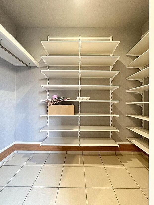 【収納】適度な奥行きのあるクローゼットを採用。衣装ケースや、掃除機といった電化製品まで多くの物を収納できるようなつくりになっております。是非一度、ご自身の目でお確かめ下さい。