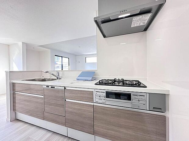 【キッチン】手元の収納から、足元の収納まで、また奥のスペースまで有効に活用できます。スライド式の収納は奥まで上から見渡せるので、たまにしか使わない調理器具もサッと取出せます。