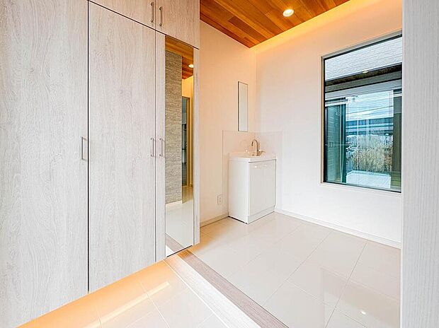 【玄関】明るくコントラストのある、開放感と清潔感を兼ね備えた玄関。設計士のキメ細やかさがこの邸の魅力の一つです。