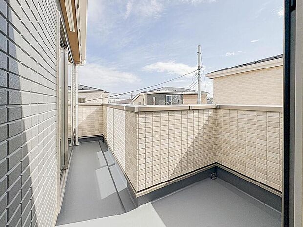 【バルコニー】住まわれる人だけに許された専用の快適なバルコニー。めまぐるしく過ぎ行く日々の中でゆったりとした癒しを提供してくれる居住者のプライベート空間がここにあります。