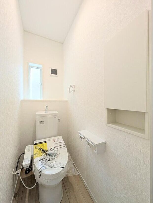 【トイレ】清潔感あるクロスに雰囲気を合わせた床材が見事に調和した本邸宅は、毎日の生活を少しでも快適に過ごして頂ける様に設計されています。

