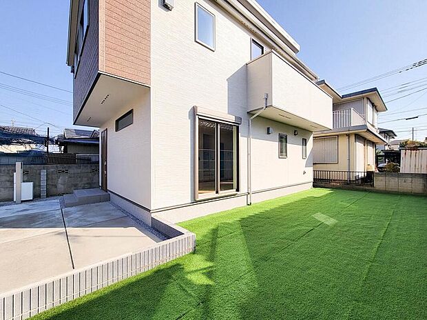 【現地外観写真】穏やかな風と陽光を導き、居住性を一段と心地よいものにしています。周辺環境とのコラボレーションにより明るく開放的な空間を演出しております。